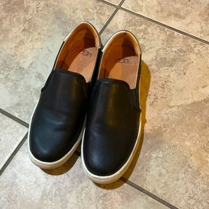 UGG women Cas Fashion Sneaker Size 6